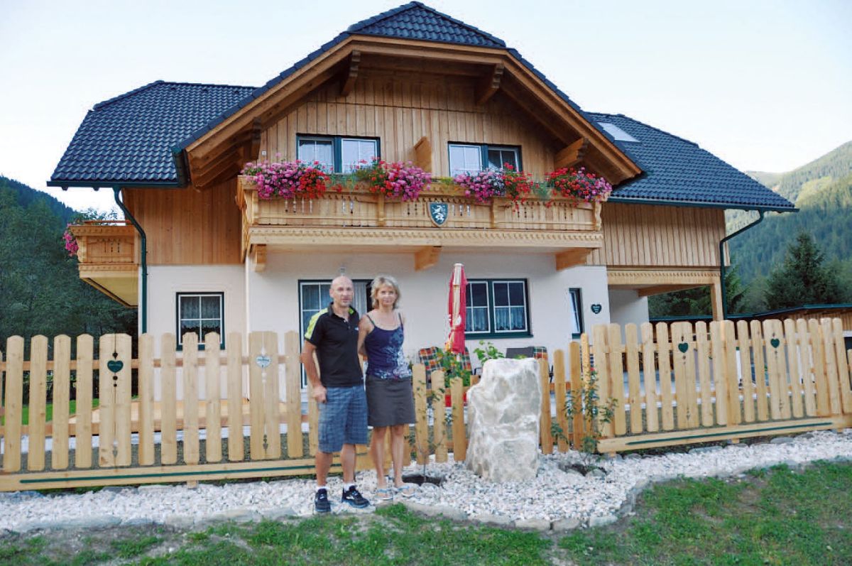 Marianne und Erich Reith vor ihrem „Steirerhaus“ in Donnersbachwald